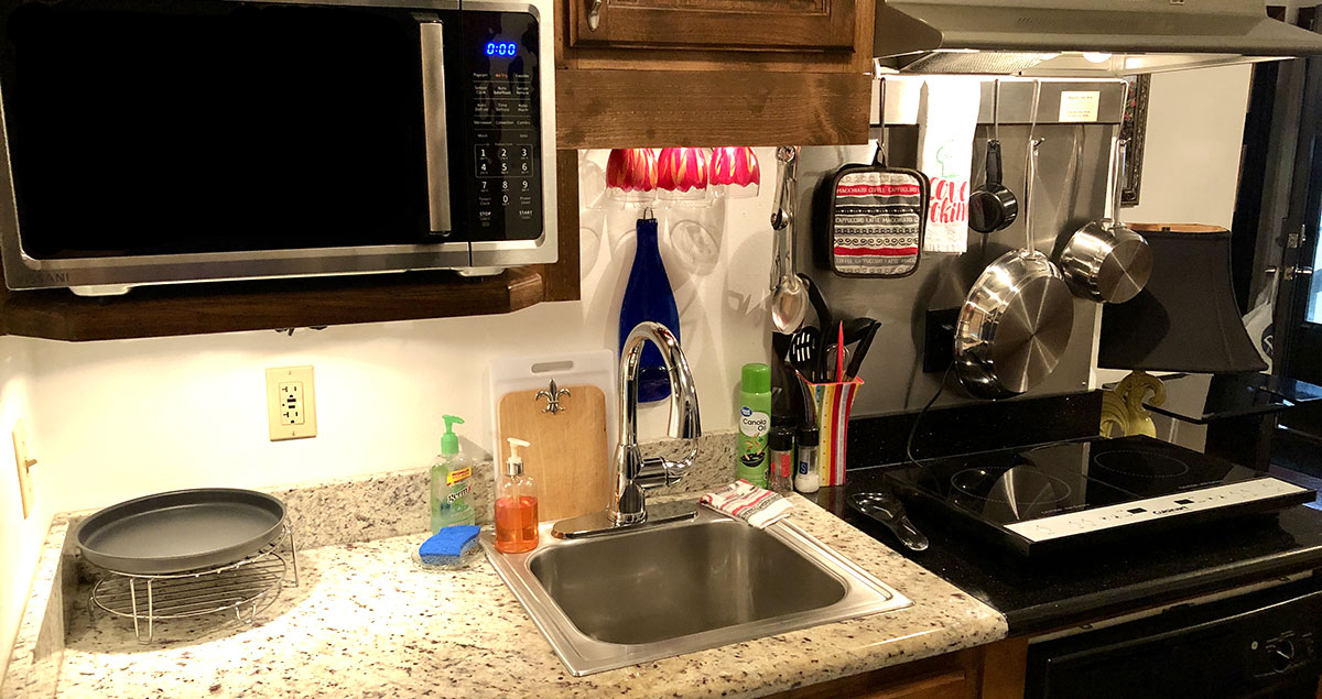 The efficiency kitchen available for a vacation rental at Fern Cottage in Folsom LA.